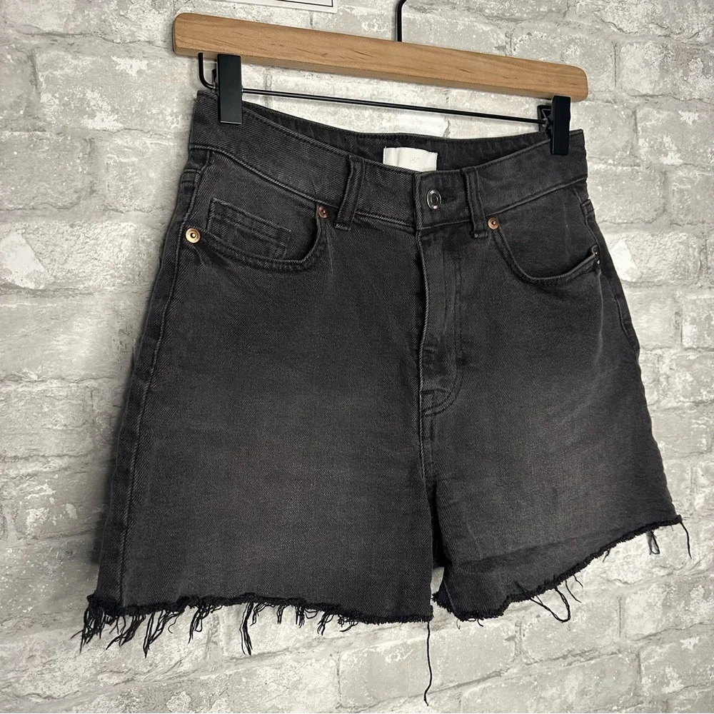EUC H&M Women’s Black Denim Cut Off Shorts Size 6 / 26in Waist (No Size Tag) - Picture 2 of 16